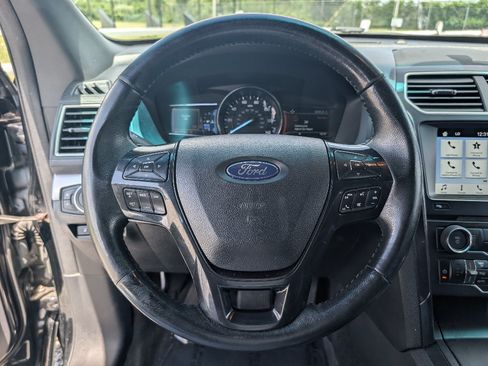 Used 2017 Ford Explorer XLT w/ Equipment Group 202A AWD/4WD image 22