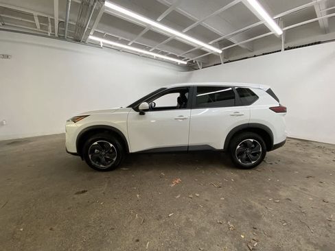 Used 2024 Nissan Rogue SV image 3