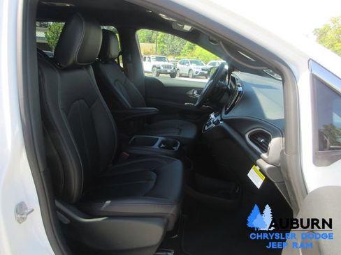 New 2026 Chrysler Pacifica Select image 10