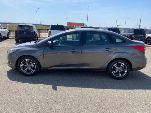 Used 2018 Ford Focus SE w/ SE Appearance Package image 3
