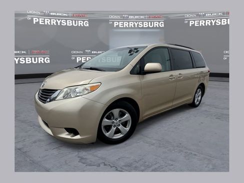 Used 2012 Toyota Sienna LE w/ Towing Pkg FWD image 1