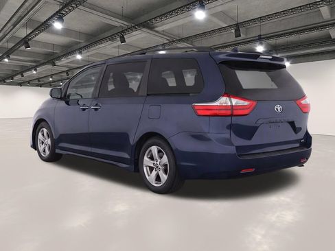 Used 2020 Toyota Sienna LE w/ LE Preferred Package FWD image 3