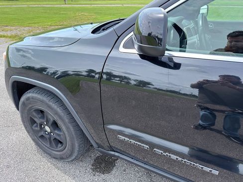 Used 2017 Jeep Grand Cherokee Laredo AWD/4WD image 14