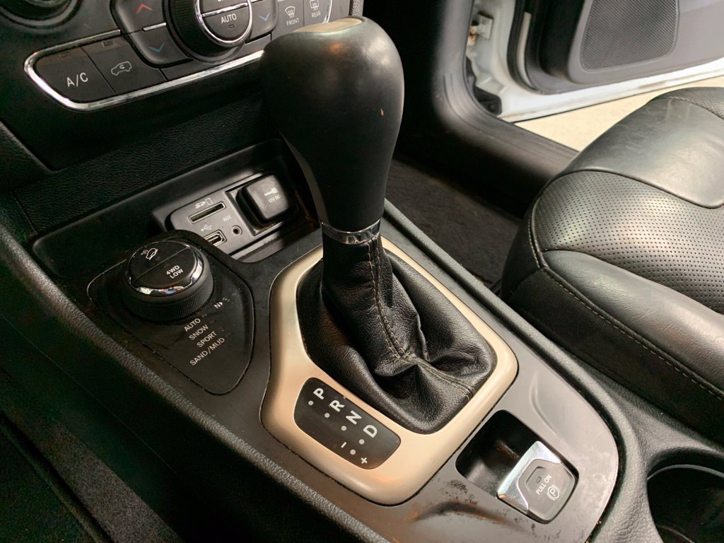 Used 2017 Jeep Cherokee Limited w/ Luxury Group AWD/4WD image 24
