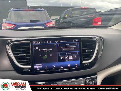 Used 2024 Chrysler Pacifica Touring-L FWD image 10