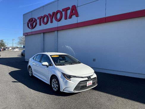 Used 2025 Toyota Corolla LE image 1