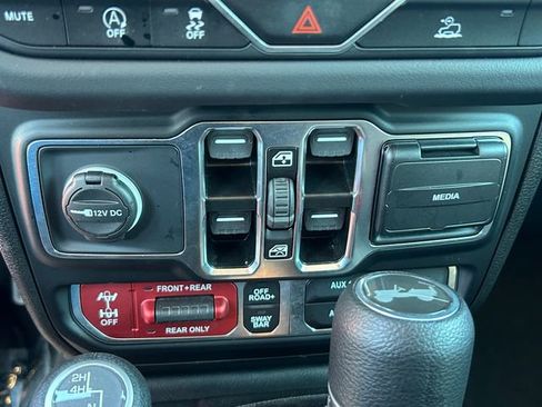 Used 2025 Jeep Wrangler Unlimited Rubicon AWD/4WD image 18