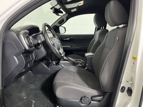 Used 2017 Toyota Tacoma TRD Sport w/ Tow Package (A/T) image 11