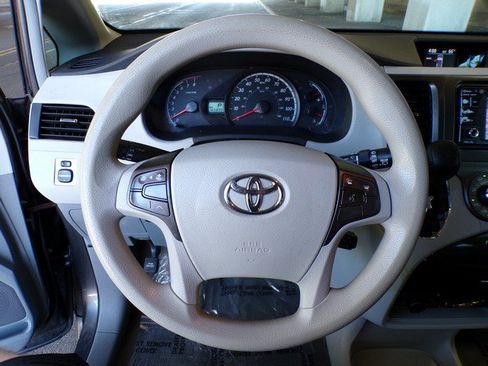 Used 2012 Toyota Sienna LE AWD/4WD image 16
