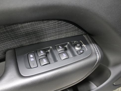 Used 2022 Volvo XC60 B5 Momentum image 6