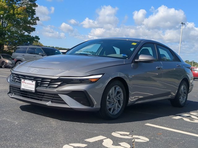 Used 2025 Hyundai Elantra Hybrid FWD image 7