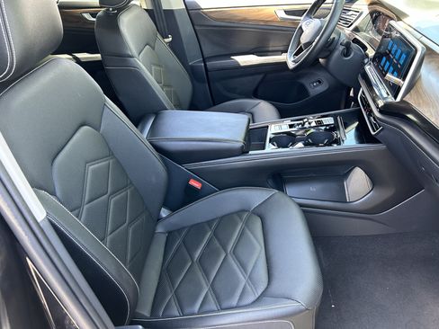Certified 2025 Volkswagen Atlas SE FWD image 9