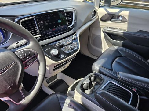 Used 2023 Chrysler Pacifica Touring-L FWD image 23