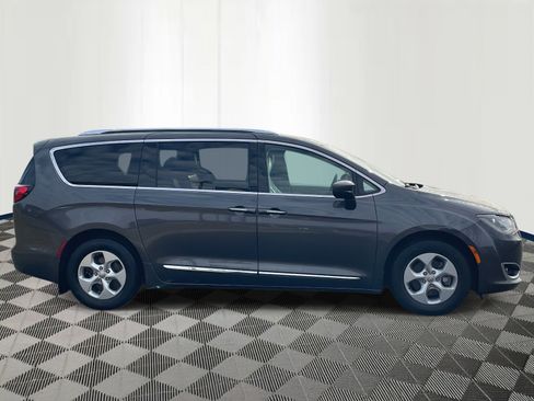 Used 2017 Chrysler Pacifica Touring-L Plus image 4