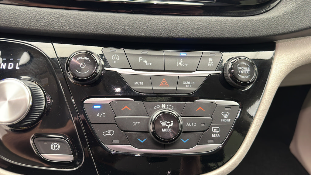 Used 2024 Chrysler Pacifica Touring-L FWD image 18