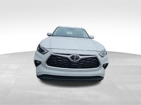 Used 2024 Toyota Highlander XLE image 3