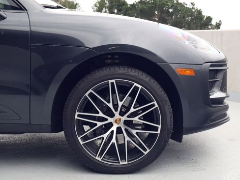 Certified 2022 Porsche Macan image 11