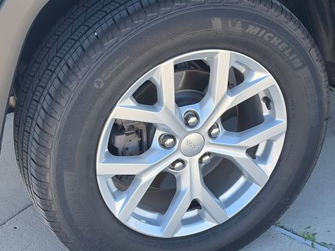 Used 2023 Jeep Grand Cherokee Limited w/ Luxury Tech Group II image 8