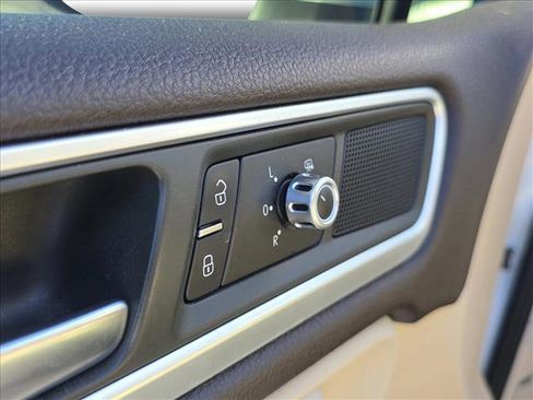 Used 2013 Volkswagen Touareg TDI image 9