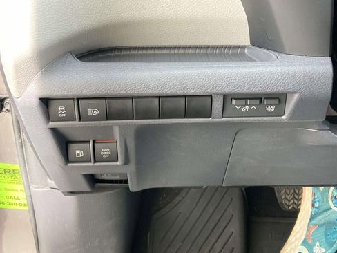 Used 2023 Toyota Sienna XLE FWD image 18