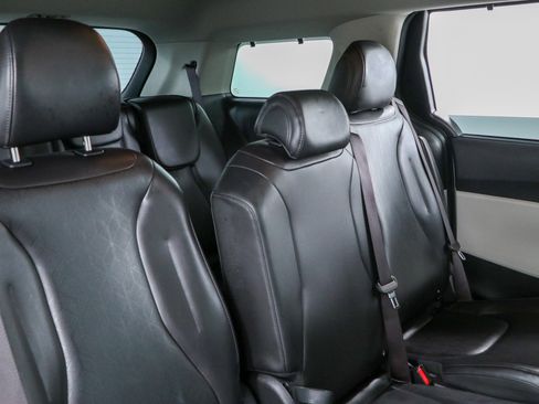 Used 2024 Kia Carnival EX FWD image 28
