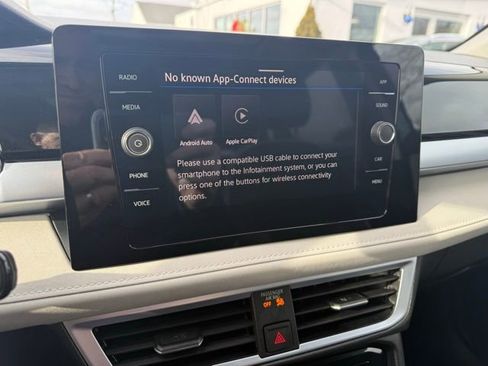 Certified 2025 Volkswagen Taos SE w/ Panoramic Sunroof Package image 21