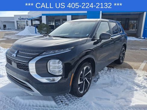 Used 2024 Mitsubishi Outlander SE Black Edition image 3