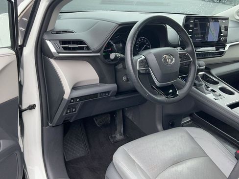 Used 2021 Toyota Sienna Limited image 15