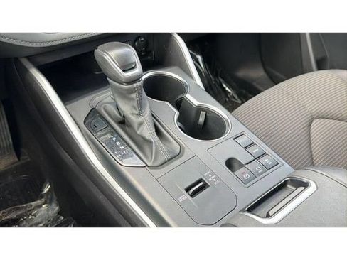 Certified 2025 Toyota Highlander LE FWD image 31