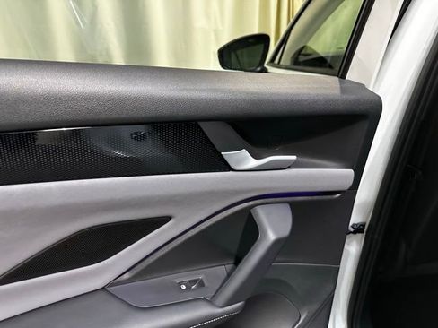 Certified 2025 Volkswagen Tiguan SE R-Line image 28