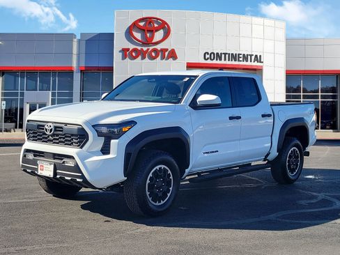 Certified 2025 Toyota Tacoma TRD Off-Road image 3