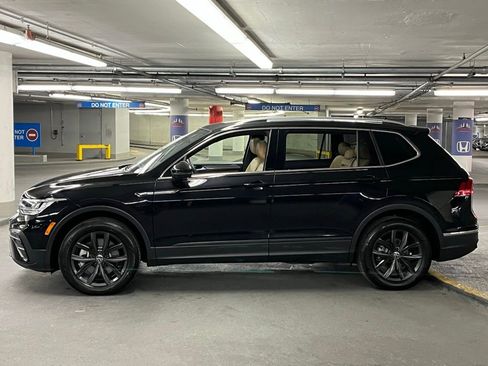 Used 2024 Volkswagen Tiguan SE w/ Panoramic Sunroof Package image 32