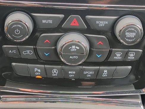 Used 2021 Jeep Grand Cherokee Laredo X image 4