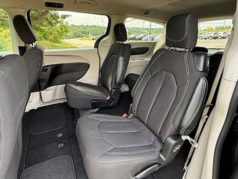 Used 2023 Chrysler Voyager LX FWD image 18