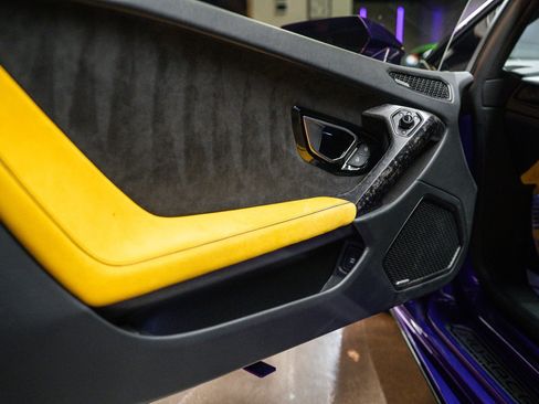Used 2022 Lamborghini Huracan EVO image 12