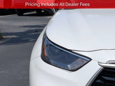 Used 2023 Toyota Highlander XLE AWD/4WD image 11