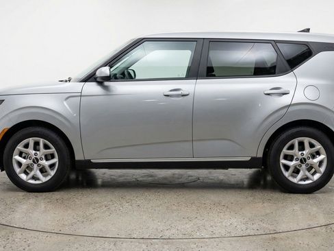 Used 2025 Kia Soul LX w/ LX Technology Package FWD image 3