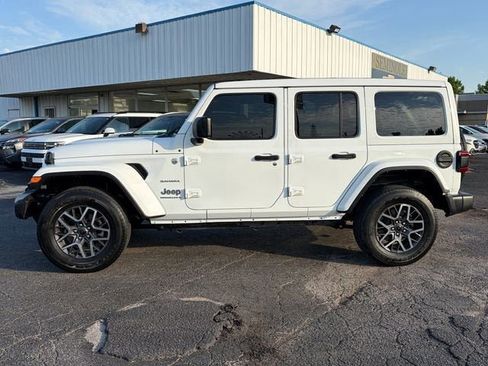 Used 2024 Jeep Wrangler Unlimited Sahara w/ Technology Group AWD/4WD image 2