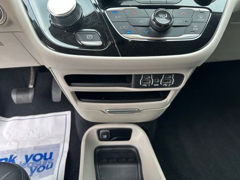 Used 2024 Chrysler Pacifica Touring-L image 18