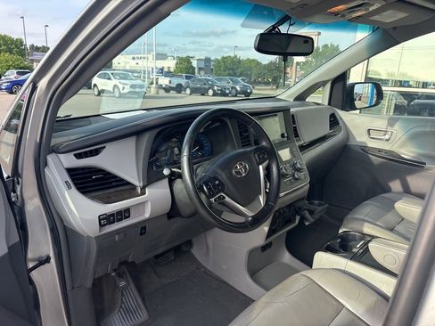 Used 2015 Toyota Sienna XLE Premium FWD image 10