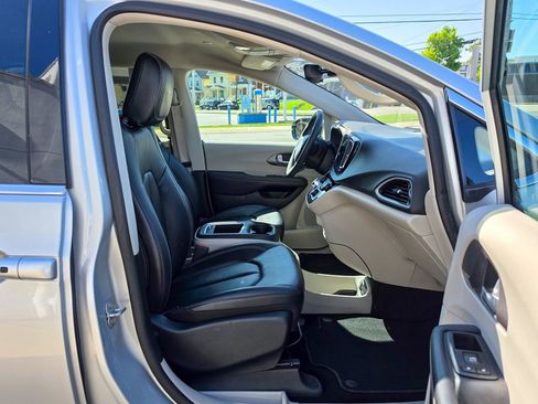 Used 2024 Chrysler Pacifica Touring-L FWD image 29