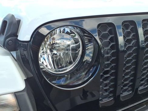 Certified 2022 Jeep Gladiator Sport AWD/4WD image 11