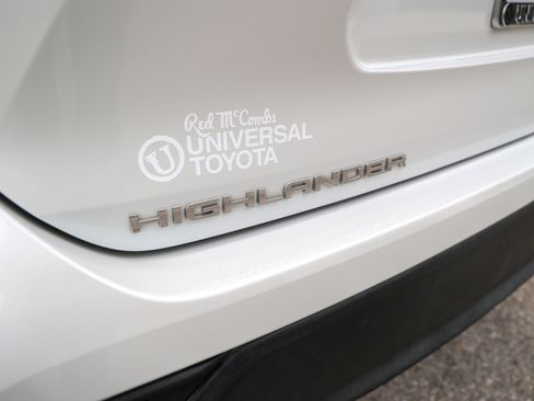 Used 2024 Toyota Highlander LE FWD image 12