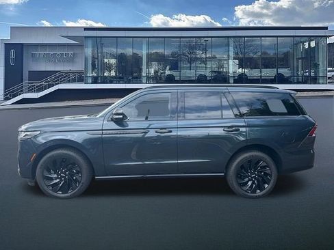 New 2026 Lincoln Navigator Reserve w/ Jet Appearance Package AWD/4WD image 4