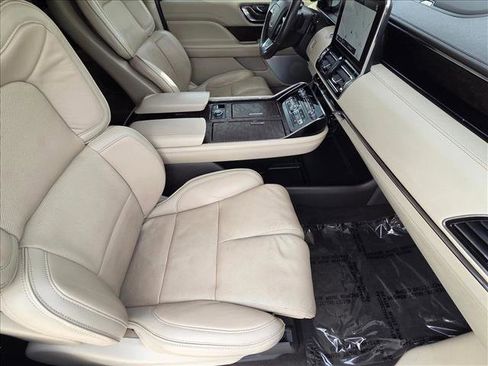 Used 2019 Lincoln Navigator Reserve image 21