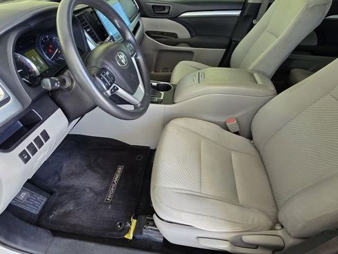Used 2016 Toyota Highlander LE FWD image 6