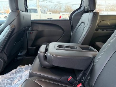 New 2026 Chrysler Pacifica Select image 28