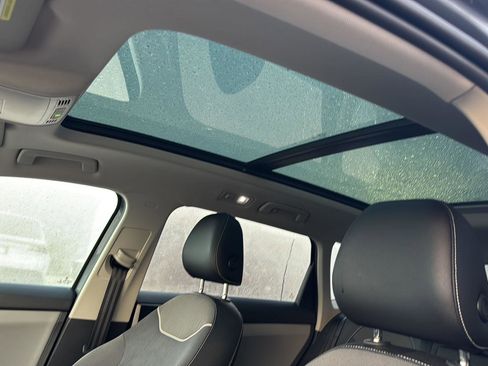 Used 2023 Volkswagen Taos SE w/ Panoramic Sunroof Package image 28