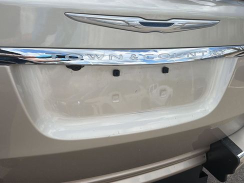 Used 2016 Chrysler Town & Country Touring FWD image 11
