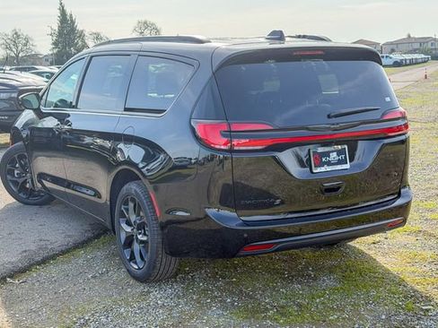 New 2026 Chrysler Pacifica Select AWD/4WD image 9